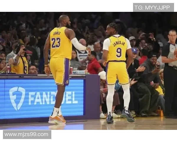 詹姆斯父子齐聚篮球舞台布朗尼正式宣布参加NBA选秀